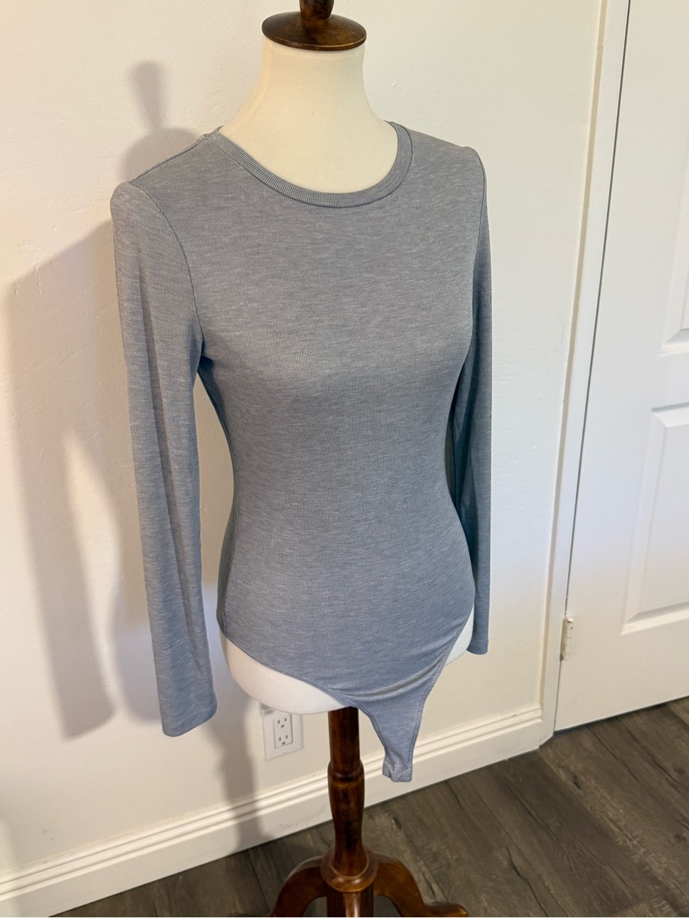 Classic Long-Sleeve Crew Neck Bodysuit in Light Gray